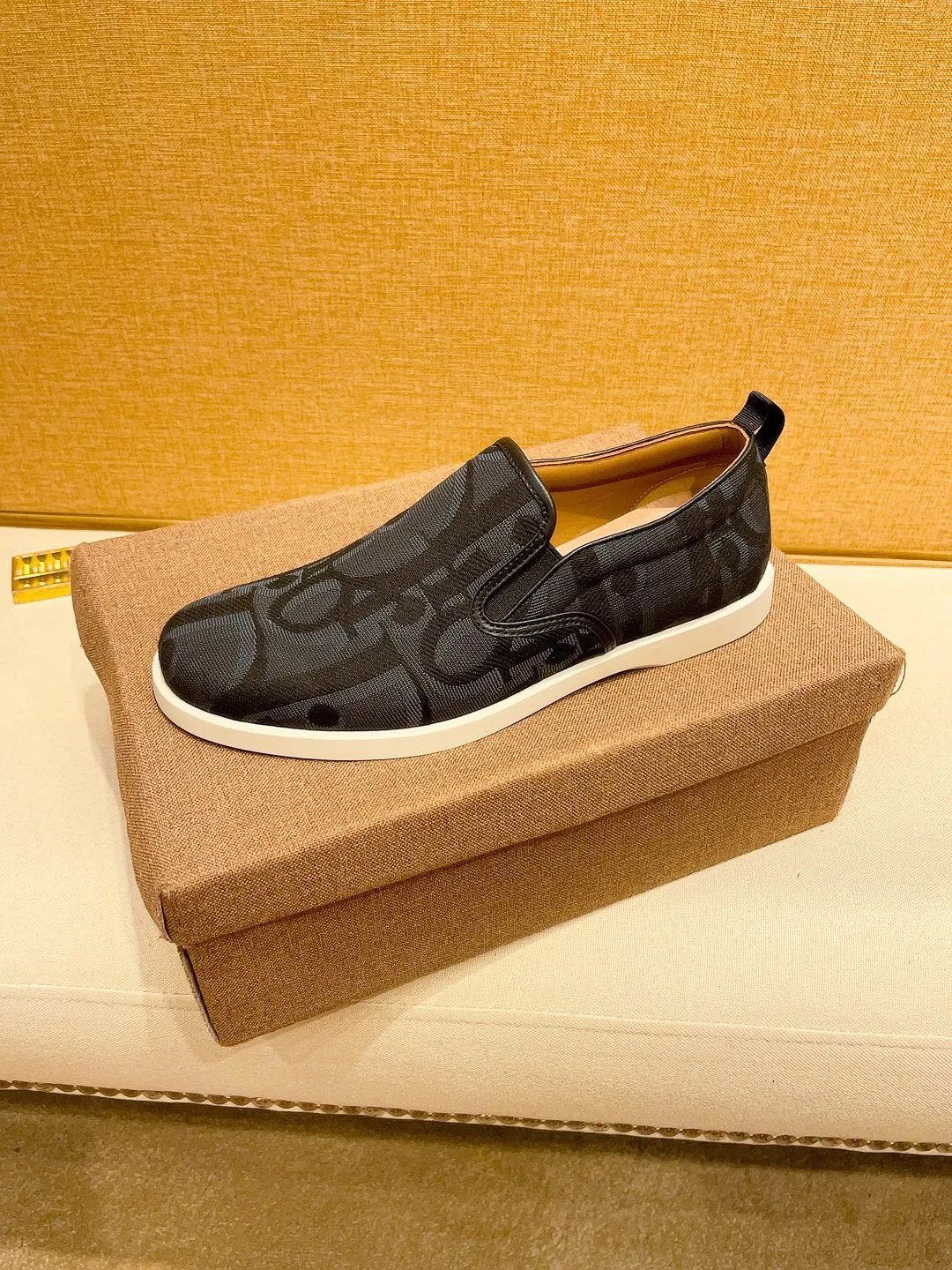 Factory price 380🔥[Dior] The latest 2024 new model is carefully crafted and set off the audience! An international brand that continues to innovate. This men's all-season casual shoe, the original version, has an all-leather upper, breathable and comfortable leather feet ➕Rubber non-slip outsole, breathable and comfortable, quality speaks for itself👄Color: two colors Size: 38-44